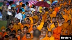 Buddhist monks take part in a protest against state interference in religious affairs at a temple in Nakhon Pathom province on the outskirts of Bangkok, Thailand, Feb. 15, 2016. 