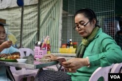 អ្នកស្រី ម៉ៅ សុខកាយ៉ា វ័យ ៤០ឆ្នាំ ជាអ្នកលក់ដូរប្រហិតចៀន មីស៊ុប និងគុយទាវ នៅឯកោះពេជ្រក្នុងអំឡុងពិធីបុណ្យអុំទូក បណ្តែតប្រទីប សំពះព្រះខែ នៅរាជធានីភ្នំពេញ នៅថ្ងៃទី០៨ ខែវិច្ឆិកា ឆ្នាំ២០១៩។ (ខាន់ សុគុំមនោ/VOA)