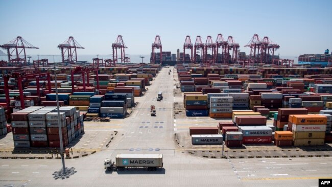正在中国上海洋山深水港卸货的美国货船。（2018年4月9日）