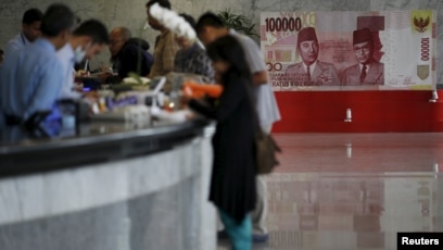 Indonesia Battles Currency Woes File Customers Are Seen At A Counter Inside The Bank Indonesia Complex In Jakarta