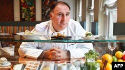 José Andrés se echó para atrás con la idea de abrir un restaurante en el hotel Trump luego de los insultos del magnate contra mexicanos e hispanos.