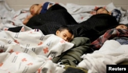 지난달 텍사스 브라운스빌의 미 관세국경보호청 수용시설에서 불법으로 국경을 넘어온 후 부모와 분리된 아이들이 잠을 자고 있다.