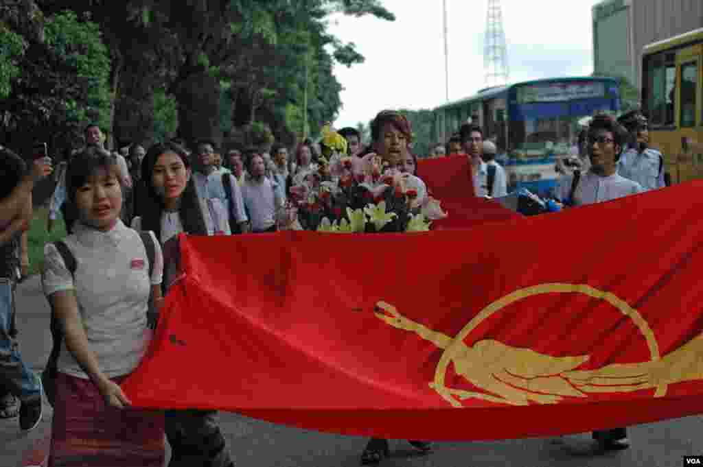 ဗကသကျောင်းသားတွေနဲ့ တက်ကြွလှုပ်ရှားသူတွေ သမဂ္ဂနေရာဟောင်း မြေကွက်လပ်ထဲ ဝင်ရောက်ပြီး ဗိုလ်အောင်ကျော် ကျောက်တိုင်ရှေ့မှာ ၇ ဇူလိုင် အခမ်းအနားကို ကျင်းပနိုင်ခဲ့ကြပါတယ်။