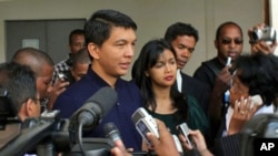 Madagascar's leader Andry Rajoelina speaks to the press after casting his vote at a local polling station in Antananarivo, 17 Nov. 2010. He vowed not to resign after a group of military officers said they had taken over the island nation.