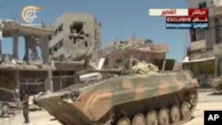 5일 시리아 정부군이 반군 점령지 쿠사이르를 탈환한 가운데, 정부군 탱크가 쿠사이르 도심에 진입했다. 헤즈볼라 소유 TV가 5일 방송한 화면. 