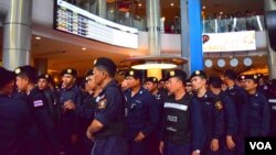 Police moving inside the Terminal 21 shopping center in Bangkok, Thailand, June 1, 2014. (Steve Herman/VOA)