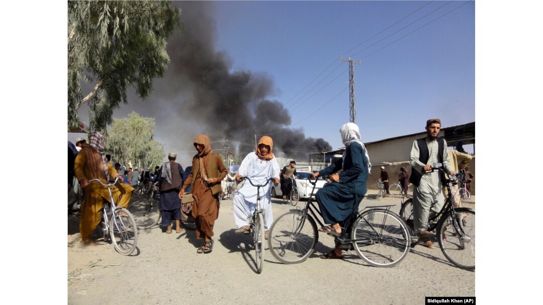 Asap mengepul setelah pertempuran antara Taliban dan personel keamanan Afghanistan, di Kandahar, barat daya Kabul, Afghanistan, Kamis, 12 Agustus 2021. (Foto: AP/Sidiqullah Khan)