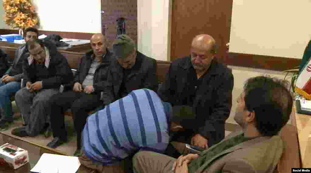 شهروندان سنندجی برای تشکر از خانواده‌ای که قاتل فرزندشان را بخشیده بودند، مزار فرد مقتول را گلباران کردند. در عکس محکوم به اعدام را می بینید که بر دست پدر مقتول بوسه می زند.