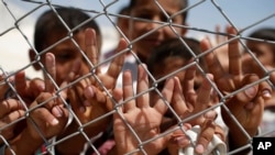 Trẻ em Syria bên trong một trại tị nạn ở Suruç, trên biên giới Thổ Nhĩ Kỳ-Syria, 19/6/2015.