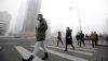 Masker jadi andalan warga Beijing untuk melawan polusi udara.
