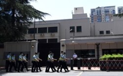 တရုတ်နိုင်ငံ Chengdu မြို့က ကန် ကောင်စစ်ဝန်ချုပ်ရုံးရှေ့ မြင်ကွင်း။ (ဇူလိုင် ၂၇၊ ၂၀၂၀)