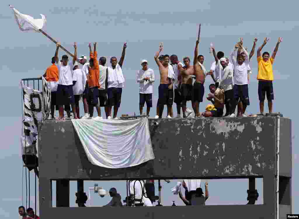 Inmates at Puraquequara&#39;s prison are seen on the roof during a riot following an outbreak of the coronavirus disease (COVID-19), in Manuas, Brazil, May 2, 2020.