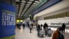 Les voyageurs traversent la zone des arrivées a l'aéroport international Heathrow de Londres, Grande-Bretagne, 18 janvier 2021. REUTERS/Henry Nicholls