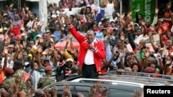 اوهورو کنیاتا رئیس جمهوری کنیا در جمع حامیانش در نایروبی. 