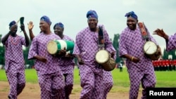 Members of the Lagos art and culture troupe perform during a parade celebrating Nigeria's 53rd year of independence from Britain in Ikeja district in Lagos October 1, 2013. Nigerian President Goodluck Jonathan on Tuesday promised a national dialogue to he