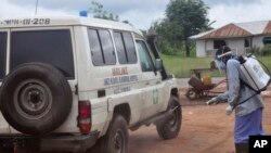 Le personnel de santé désinfecte l’ambulance après avoir transporté deux malades suspectés d’être infectés par le virus Ebola, Monrovia, Liberia, le 1er juillet 2015. 