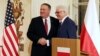 مایک پمپئو (چپ) و وزیر خارجه لهستان در یک کنفرانس روز سه شنبه شرکت کردند. 