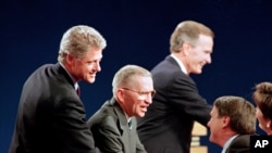 Bush (adwat), Clinton (agoch), Perot (nan mitan) nan deba prezidansyèl 1992 la. (Foto AP - Dosye).