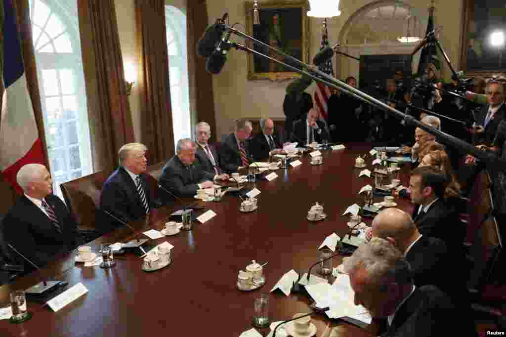 Rais wa Marekani Donald Trump akiongea na Rais wa Ufaransa Emmanuel Macron (watatu kulia kutoka chini) wakati alipokuwa akiongoza mkutano unaohusu mazungumzo zaidi baina ya ushirikiano wa pande mbili katika chumba cha mawaziri, ambao ulihudhuriwa na maafisa wengine baada ya ugeni huo kukaribishwa kwa hafla fupi huko White House.