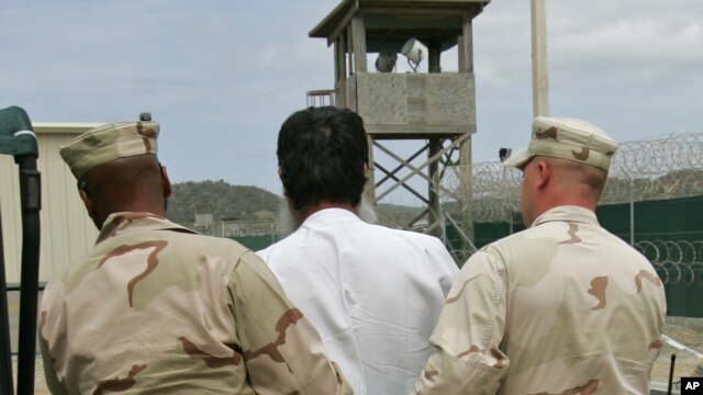 El prisionero que se negó a ser transferido es Mohammed Ali Abdullah Bwazir, quien tiene familia en Arabia Saudí, Emiratos Árabes e Indonesia y espera que pueda ser trasladado a uno de esos países, si no puede ser enviado a Yemen, su país natal.