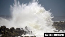 Hempasan ombak yang dipicu oleh topan Cimaron menghantam pantai Aki, Kochi Prefecture, kawasan barat Jepang, 23 Agustus 2018. (Foto: dok).