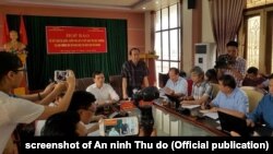 Quan chức Bộ GD-ĐT họp báo về gian lận thi tốt nghiệp ở Hà Giang hồi tháng Bảy, 2018.