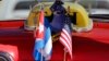 18일 쿠바 아바나의 택시가 쿠바 국기(왼쪽)와 성조기를 나란히 달고 있다.