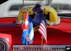 Kuba və Amerika bayraqları