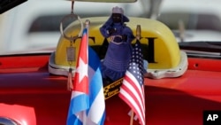 Američka i kubanska zastava na jednom starom automobilu kao najava posjete predsjednika Obame Kubi