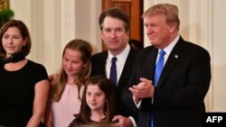 VaBrett Kavanaugh, mudzimai wavo Amai Ashley Estes Kavanaugh, vana vavo naVaDonald Trump 