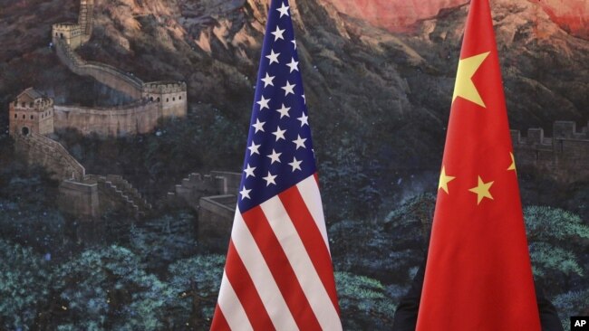 在中国长城图画前面的美中两国国旗