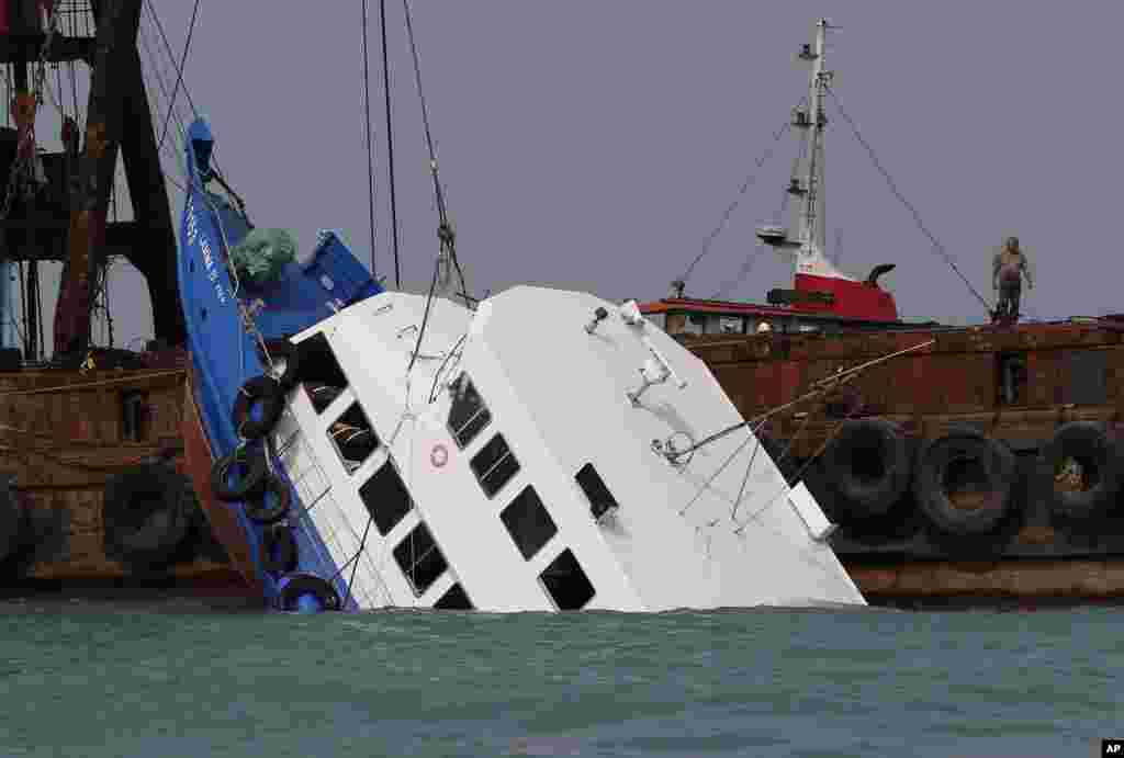 2일 홍콩 람마섬 인근 해상에서 충돌 사고로 침몰한 선박을 인양하고 있다..