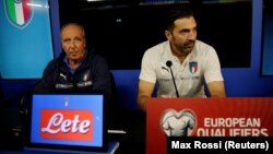 Gianluigi Buffon et l'entraîneur Gian Piero Ventura lors de la conférence de presse à San Siro, Milan, Italie le 12 novembre 2017. 