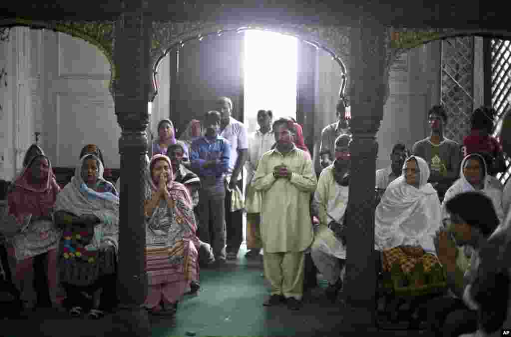 Christian worshippers, including survivors of Sunday's suicide bombing, pray during a special Mass at the church where the attack took place, in Peshawar, Pakistan, Sept. 23, 2013.