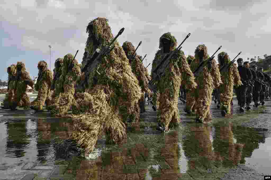 Indonesian soldiers march during a parade to mark the 73th anniversary of the Indonesian military&#39;s founding in Sabang Island, Aceh province.