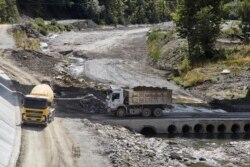 Miješalica za beton i kiper na prelazu preko rijeke Tare kod petlje Mateševo na prioritetnoj dionici auto puta Bar -Boljare (Foto: Pobjeda/Stevo Vasiljević)