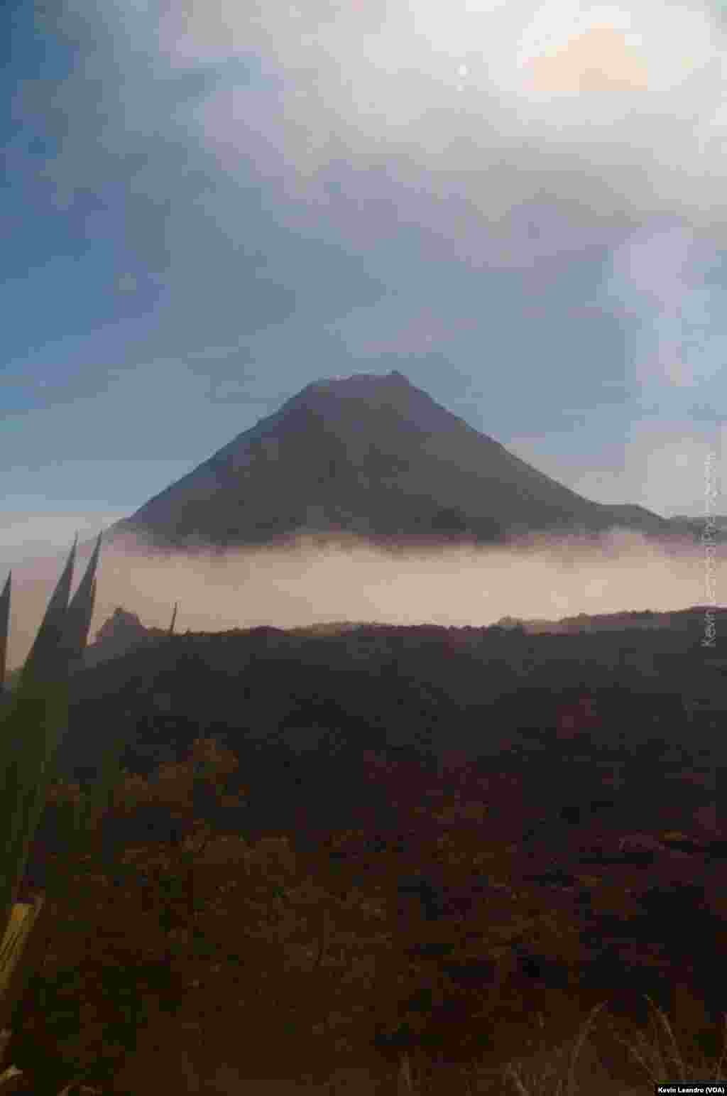 O vulcão do Fogo entrou em erupção a 23 de Novembro. Cabo Verde, Nov. 2014. Foto Kevin Leandro