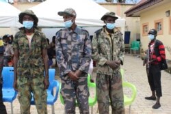 Tiga pria yang diidentifikasi sebagai penculik siswa Sekolah Menengah Bethel Baptist, ditunjukkan kepada media di Abuja, Nigeria, Kamis, 23 September 2021.(AP Photo/Gbemiga Olamikan)