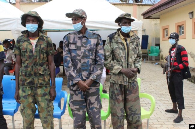 Tiga pria yang diidentifikasi sebagai penculik siswa Sekolah Menengah Bethel Baptist, ditunjukkan kepada media di Abuja, Nigeria, Kamis, 23 September 2021.(AP Photo/Gbemiga Olamikan)