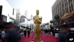 An Oscar statue is pictured on the red carpet arrival area during preparations for the 84th Academy Awards in Hollywood, California February 25, 2012.