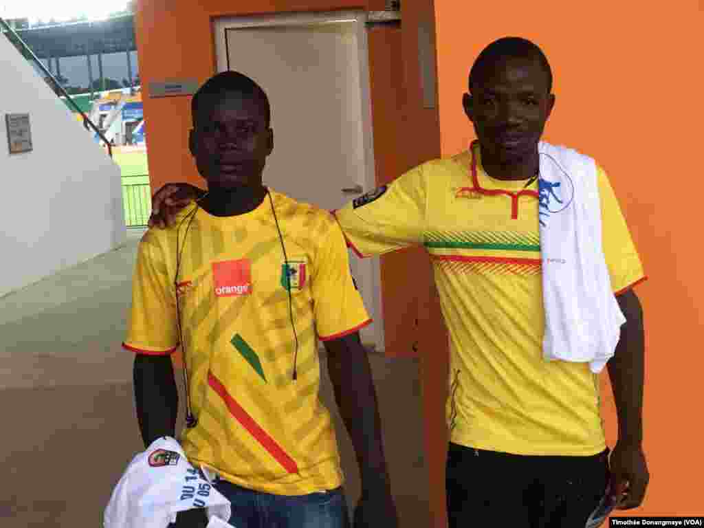 Les fans maliens sont prêts devant le stade d'Oyem, au Gabon, le 25 janvier 2017. (VOA/Timothée Donangmaye)