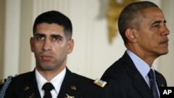 El presidente Barack Obama y el excapitán Floren Groberg escuchan la declaración por la que se otorgó la Medalla de Honor a este último, por un acto de heroísmo en Afganistán.