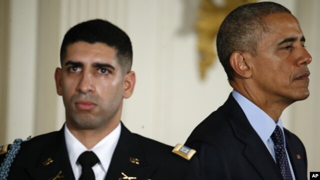 El presidente Barack Obama y el excapitán Floren Groberg escuchan la declaración por la que se otorgó la Medalla de Honor a este último, por un acto de heroísmo en Afganistán.