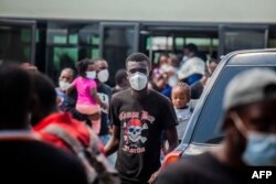 Seorang migran yang dideportasi tiba di bandara Port au Prince, 19 September 2021. (AFP)