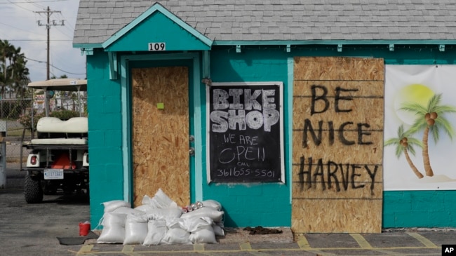 Một cửa hàng được đóng ván và chặn bao cát để chống chọi với Bão Harvey, ngày 24 tháng 8, 2017, ở Port Aransas, Texas.