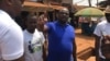 Armand Okol, candidat députe en bleu fait le porte à porte dans l’arrondissement de Yaoundé, le 1er février 2020. (VOA/Emmanuel Jules Ntap)
