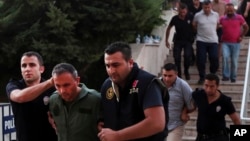 
涉嫌参与上周五未遂政变的土耳其武装部队成员被警察押送至法庭（2016年7月17日）
