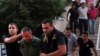 Arhiva - Policija sprovodi pripadnike turskih oružanih snaga u sudnicu u Mugli, turskom mediteranskom gradu, zbog sumnji da su učestvovali u neuspelom puču u julu 2016. (Tolga Adanali/Depo Photos via AP)