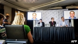 NETHERLANDS -- Eliot Higgins (center), founder of online investigation group Bellingcat, addresses a press conference on findings in research on Malaysia Airlines flight MH17 in Scheveningen, May 25, 2018