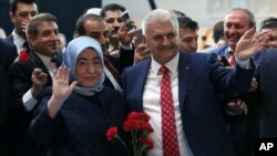 Binali Yildirim dan istrinya, Semiha Yildirim melambai kepada pendukungnya dalam Kongres Partai AKP di Ankara, Minggu (22/5). Yildirim dipastikan akan menjadi PM Turki berikutnya menggantikan Ahmet Davutoglu.